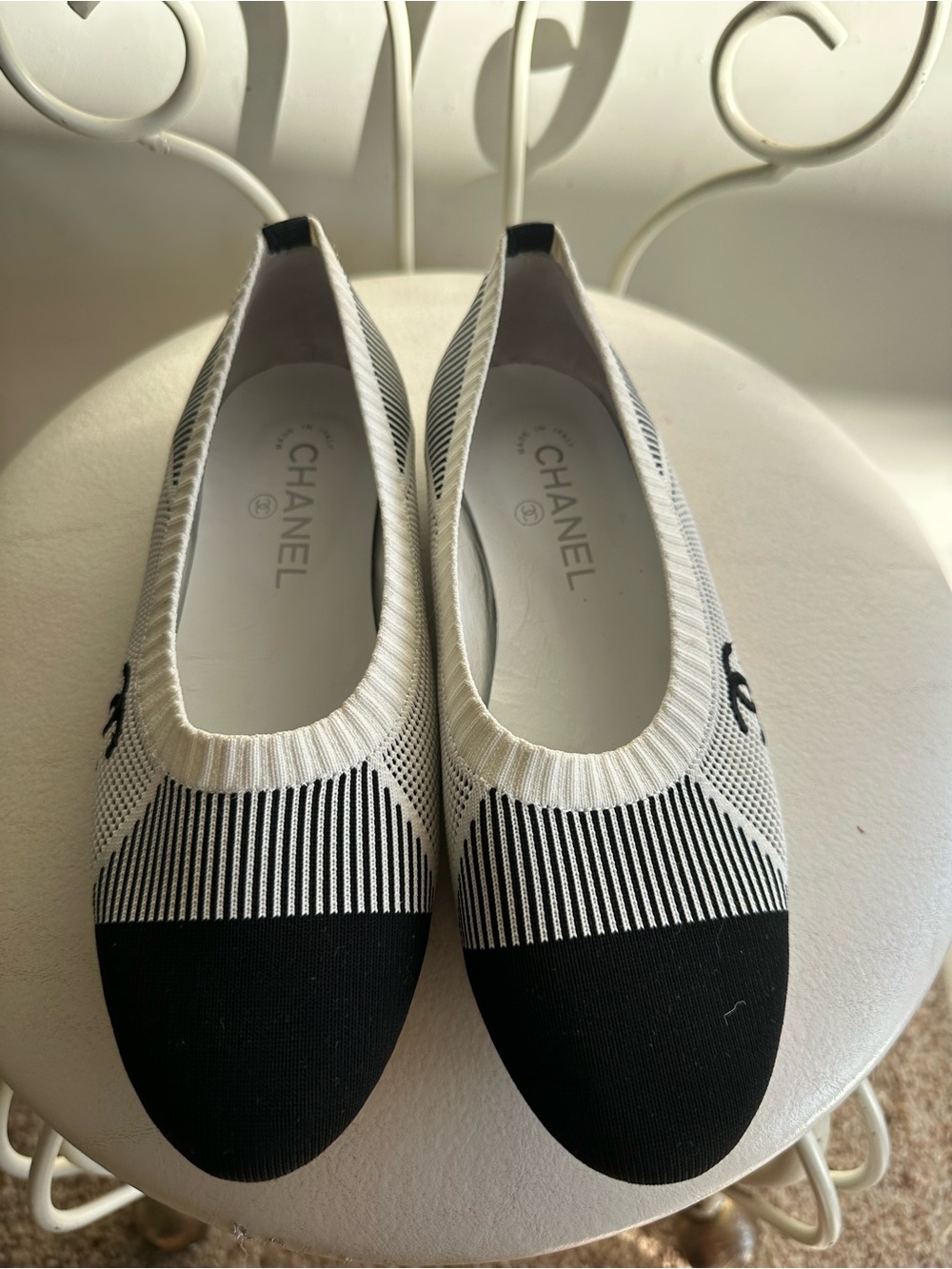 CHANEL Black and Cream Knit Ballet Flats with CC Logo - Picture 4 of 12